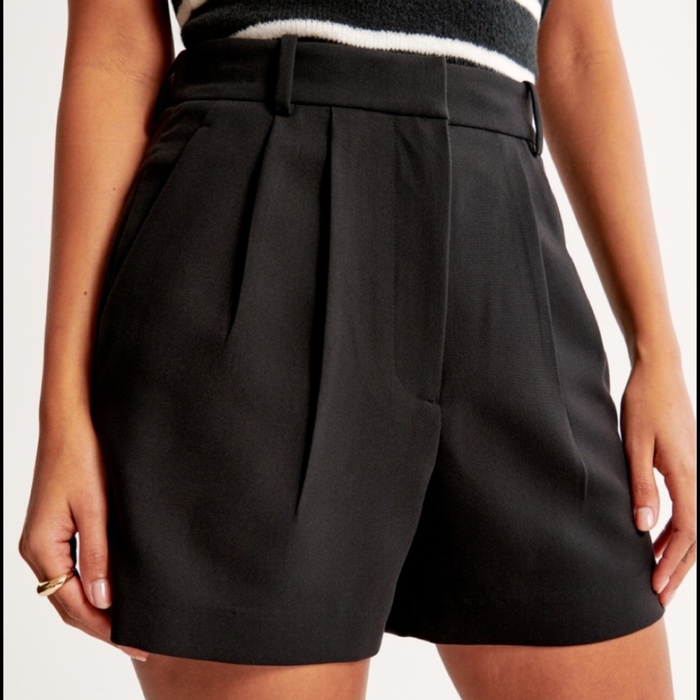 Abercrombie & Fitch Black High-Waist Pleated Women’s Shorts